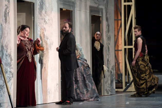 Angela Meade (Adriana Lecouvreur), Peter Marsh (Abbé de Chazeuil), Maren Favela (Mlle. Dangeville), Jaeil Kim (Poisson) & Daniel Mirosław (Quinault)