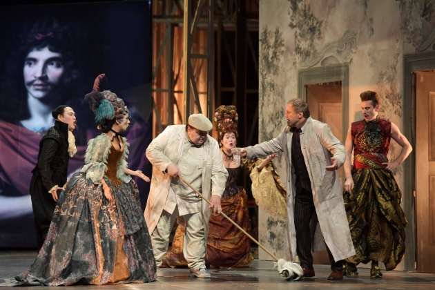 Jaeil Kim (Poisson), Maren Favela (Mlle. Dangeville), extra (with broom), Karen Vuong (Mlle. Jouvenot), Davide Damiani (Michonnet) & Daniel Mirosław (Quinault)
