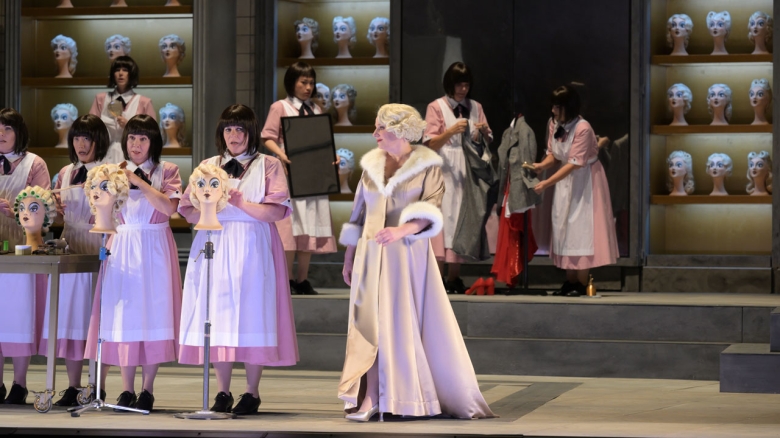  Claudia Mahnke (Amneris; in bodenlangem Mantel), dahinter Guanqun Yu (Aida; mit Spiegel), Damenchor der Oper Frankfurt