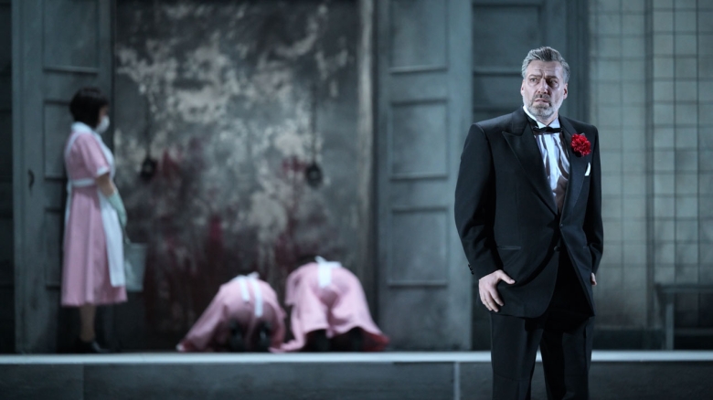 Andreas Bauer Kanabas (Ramfis), Alte Besetzung (Aida; stehend), Statisterie der Oper Frankfurt (kniend)