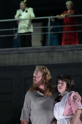 unten Iain MacNeil (Amonasro), Christina Nilsson (Aida), oben Simon Lim (Der König von Ägypten), Silvia Beltrami (Amneris)