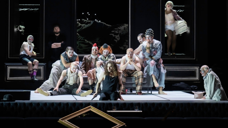 im Vordergrund kniend Elmar Hauser (Ruggiero), Statisterie der Oper Frankfurt, hinten Michael Porter (Oronte), Erik van Heyningen (Melisso), Shelén Hughes (Morgana)