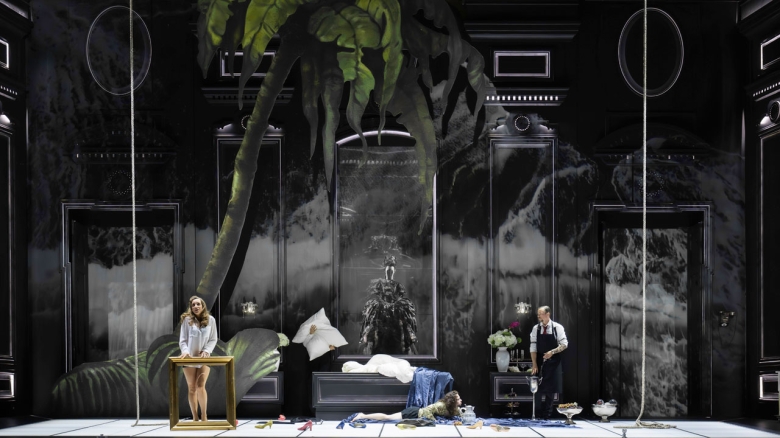 Monika Buczkowska-Ward (Alcina), Katharina Magiera (Bradamante; mit Kissen), Elmar Hauser (Ruggiero; am Boden), Michael Porter (Oronte)