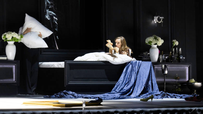 Katharina Magiera (Bradamante; mit Kissen), Monika Buczkowska-Ward (Alcina)