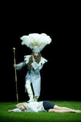 Constantin Zimmermann (Giove), Michael Porter (Enea; liegend)