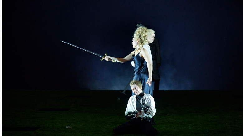 von vorne nach hinten Karolina Makuła (Turno; kniend), Daniela Zib (Giuturna; mit Schwert), Michael Porter (Enea)