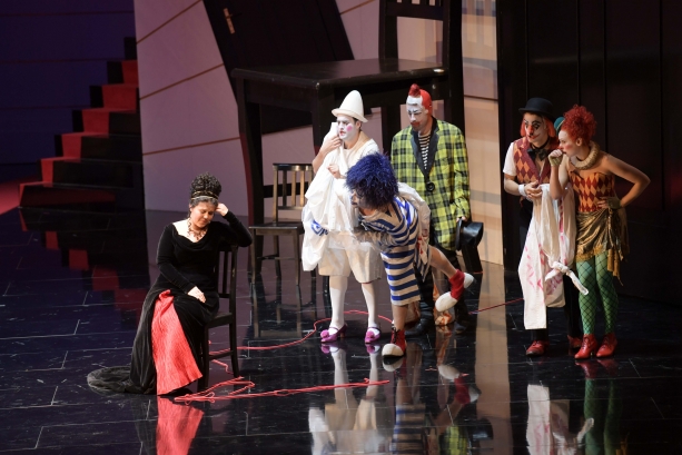 Christina Nilsson (Ariadne; sitzend), Theo Lebow (Scaramuccio), Michael Porter (Brighella), Barnaby Rea (Truffaldin), Mikołaj Trąbka (Harlekin), Elizabeth Sutphen (Zerbinetta)