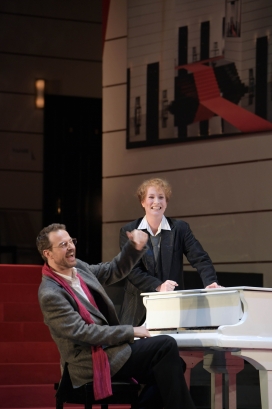 Sebastian Geyer (Ein Musiklehrer) und Paula Murrihy (Der Komponist)