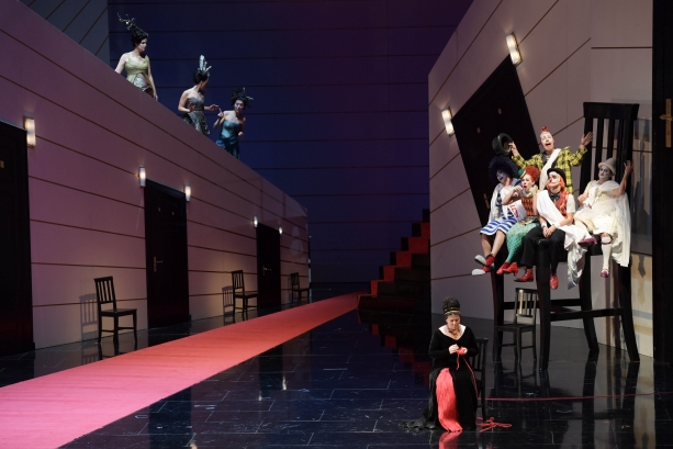 Zanda Švēde (Dryade), Angela Vallone (Echo), Florina Ilie (Najade), Christina Nilsson (Ariadne; sitzend), Michael Porter (Brighella), Elizabeth Sutphen (Zerbinetta), Barnaby Rea (Truffaldin; mit Zylinder in der Hand), Mikołaj Trąbka (Harlekin), Theo Lebow