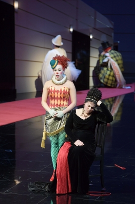 Elizabeth Sutphen (Zerbinetta), Christina Nilsson (Ariadne; sitzend), Theo Lebow (Scaramuccio) und Barnaby Rea (Truffaldin)