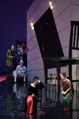 Christina Nilsson (Ariadne; sitzend) und Elizabeth Sutphen (Zerbinetta), Barnaby Rea (Truffaldin), Theo Lebow (Scaramuccio; sitzend), Michael Porter (Brighella), Mikołaj Trąbka (Harlekin)