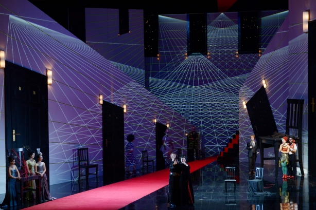 Vincent Wolfsteiner (Bacchus, Bildmitte), Christina Nilsson (Ariadne), Florina Ilie (Najade), Zanda Švēde (Dryade), Angela Vallone (Echo), Michael Porter (Brighella), Theo Lebow (Scaramuccio), Barnaby Rea (Truffaldin), Paula Murrihy (Der Komponist), Eliza