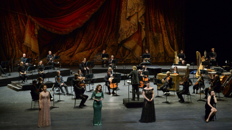 Angela Vallone (Echo), Florina Ilie (Najade), Zanda Švēde (Dryade), Ambur Braid (Ariadne; sitzend), Dirigent Thomas Guggeis, Frankfurter Opern- und Museumsorchester