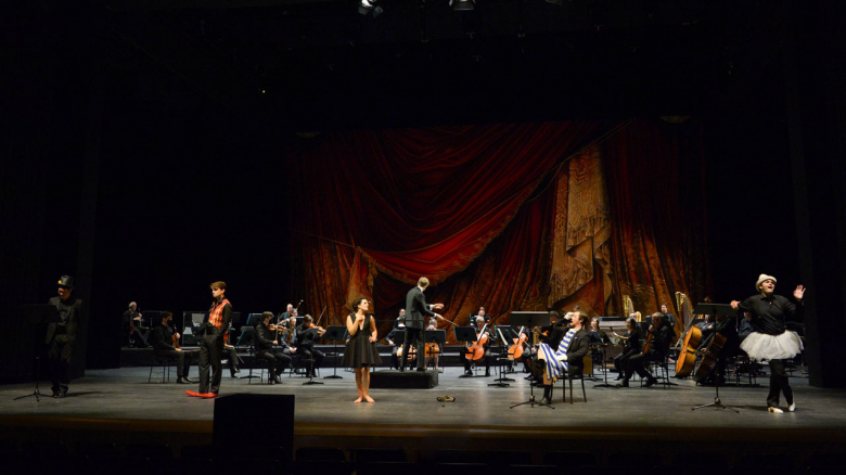 Kihwan Sim (Truffaldin), Mikołaj Trąbka (Harlekin), Sarah Aristidou (Zerbinetta), Michael Porter (Brighella; sitzend), Theo Lebow (Scaramuccio), Dirigent Thomas Guggeis, Frankfurter Opern- und Museumsorchester