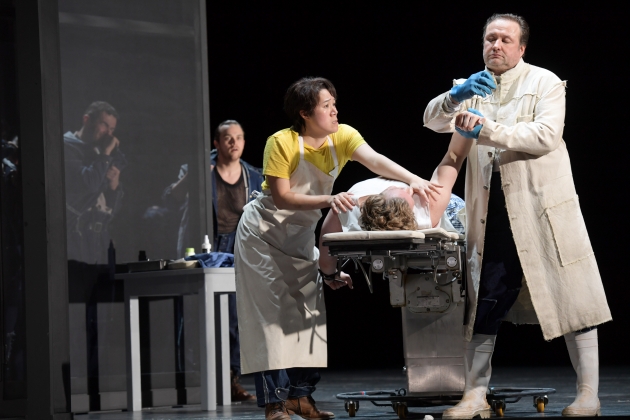 Samuel Levine (Old prisoner), Karen Vuong (Aljeja), Gordon Bintner (Alexandr Gorjančikov, on bed) & Vincent Wolfsteiner (Filka Morozov)
