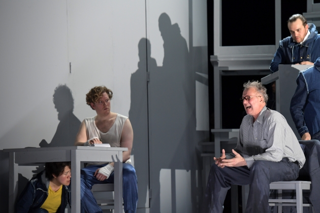 Karen Vuong (Aljeja; under table), Gordon Bintner (Alexandr Gorjančikov), Johannes Martin Kränzle (Šiškov) & Samuel Levine (Old prisoner)