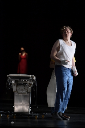 Gordon Bintner (Alexandr Gorjančikov), Gal Fefferman (a young woman, in the background)