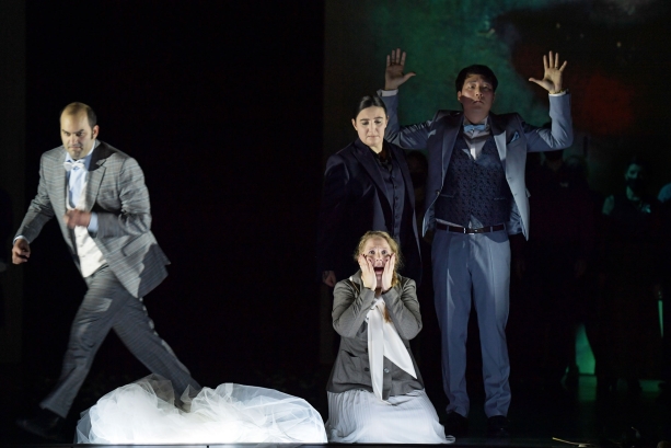 Theo Lebow (Contareno), Heather Phillips (Bianca; kniend), Beth Taylor (Falliero), Kihwan Sim (Capellio), Ensemble