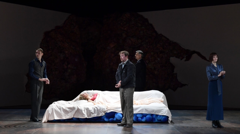 Jarrett Porter (Edgar), Bianca Andrew (Aurelia; liegend), Michael Porter (Ken), Alfred Reiter (Dr. Muthesius), Alte Besetzung (Anna)