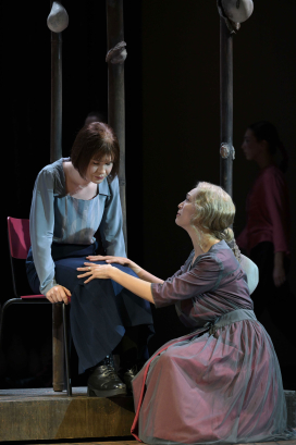 Karolina Bengtsson (Anna), Bianca Andrew (Aurelia)
