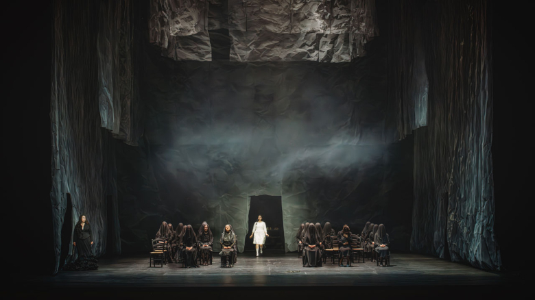 links Magdalena Hinterdobler (Braut), Claudia Mahnke (Mutter), Ensemble