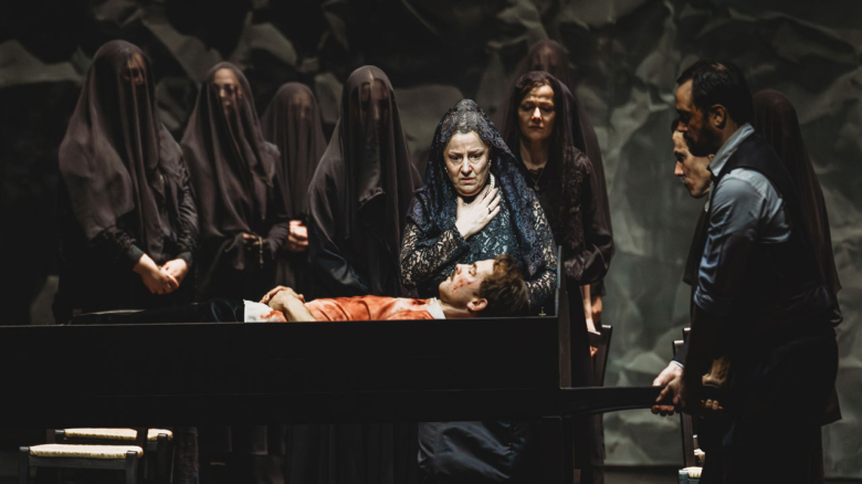 Bildmitte Claudia Mahnke (Mutter), Christian Clauß (Bräutigam), Ensemble