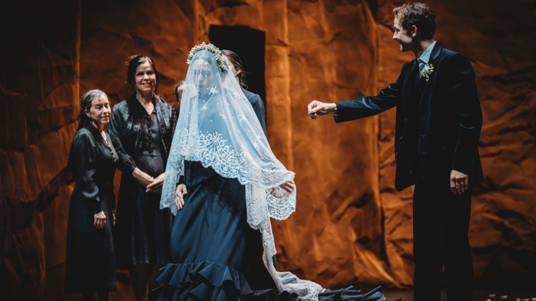 Magdalena Hinterdobler (Braut; mit Schleier), Christian Clauß (Bräutigam), Ensemble