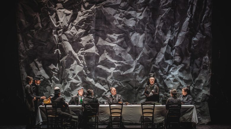 Claudia Mahnke (Mutter; stehend) links daneben Dietrich Volle (Vater der Braut), Ensemble