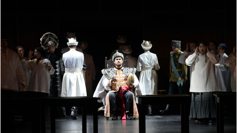 Alexander Tsymbalyuk (Boris Godunov, centre)