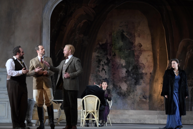AJ Glueckert (Flamand), Sebastian Geyer (Der Graf), Iain MacNeil (Olivier) und Kirsten MacKinnon (Die Gräfin) sowie im Hintergrund Michael Petruccelli (Ein italienischer Tenor), Florina Ilie (Eine italienische Sängerin)