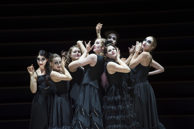 Kateryna Kasper (Frasquita) Paula Murrihy (Carmen) Elizabeth Reiter (Mercedez) 