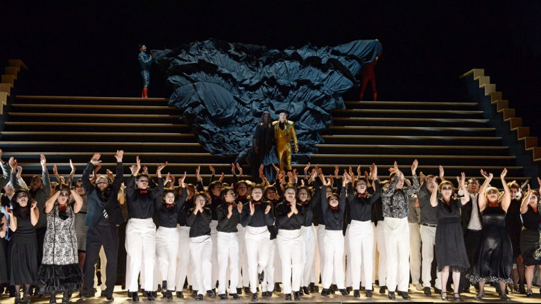 Zanda Švēde (Carmen; mit Schleier), Kihwan Sim (Escamillo; in gelbem Torero-Kostüm), Kinderchor und Chor der Oper Frankfurt, TänzerInnen