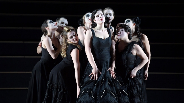 Zanda Švēde (Carmen; Mitte), Sydney Mancasola (Frasquita; links von Carmen), Karen Vuong (Mercédès; rechts von Carmen), TänzerInnen