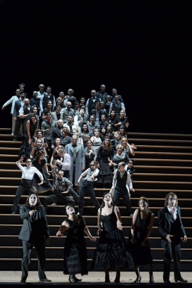 Jaeil Kim (Remendado), Karen Vuong (Mercédès), Zanda Švēde (Carmen), Sydney Mancasola (Frasquita), Mikołaj Trąbka (Dancaïro), Evan LeRoy Johnson (Don José; im Hintegrund), Chor der Oper Frankfurt, TänzerInnen