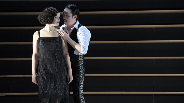 Zanda Švēde (Carmen), Kihwan Sim (Escamillo)