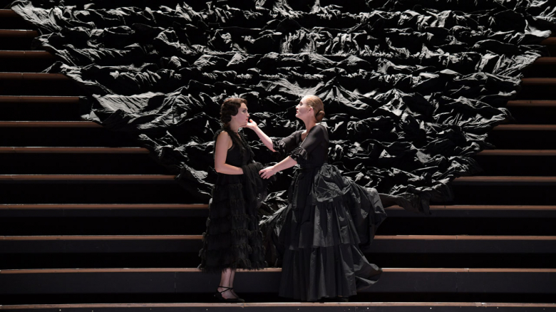 Bianca Andrew (Mercédès), Paula Murrihy (Carmen)