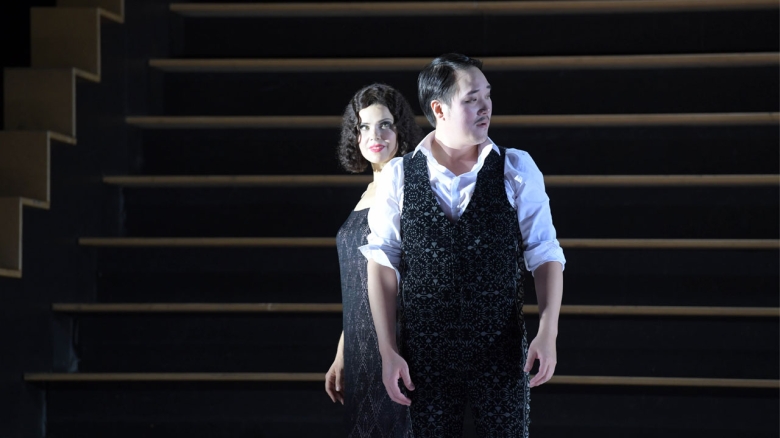 Zanda Švēde (Carmen), Kihwan Sim (Escamillo)