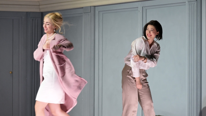 Teona Todua (Fiordiligi), Kelsey Lauritano (Dorabella)