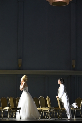 Teona Todua (Fiordiligi), Kelsey Lauritano (Dorabella)