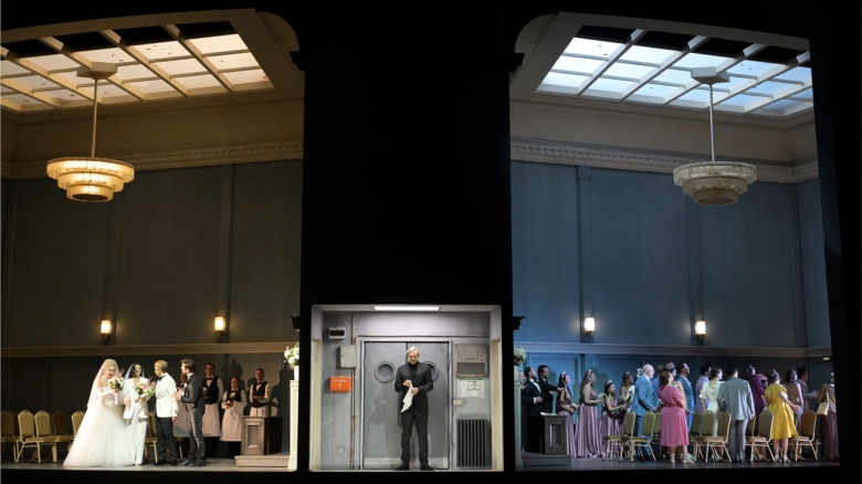 Liviu Holender (Don Alfonso; Bildmitte), Ensemble