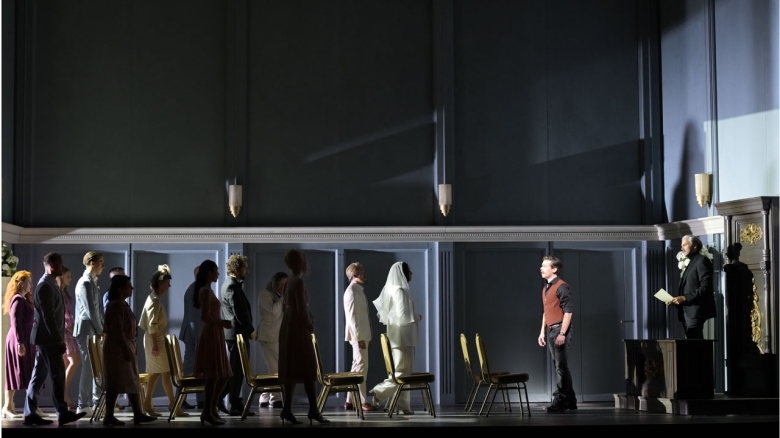 Ensemble, in weiß Jonas Müller (Guglielmo), Kelsey Lauritano (Dorabella), Magnus Dietrich (Ferrando), Liviu Holender (Don Alfonso)