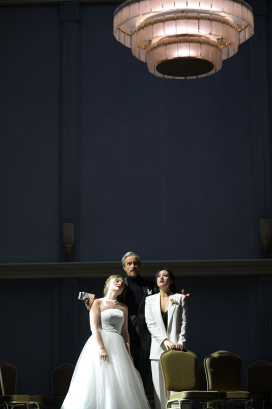 Karolina Bengtsson (Fiordiligi), Sebastian Geyer (Don Alfonso), Kelsey Lauritano (Dorabella)
