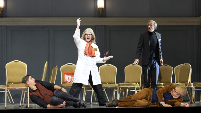 Matteo Ivan Rašić (Ferrando; liegend), Elizabeth Reiter (Despina; stehend), Taehan Kim (Guglielmo; liegend ), Sebastian Geyer (Don Alfonso)