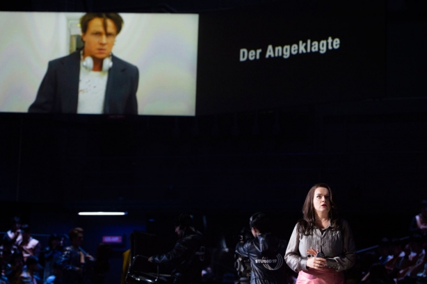 Aleš Briscein (Dalibor; auf dem linken Bildschirm), Izabela Matuła (Milada; vorne rechts), Ensemble