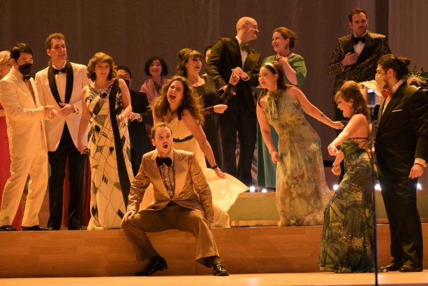 Brian Michael Moore (Der Chevalier; sitzend), dahinter Bianca Tognocchi (Mary), rechts oben Liviu Holender (Der Graf), Ensemble
