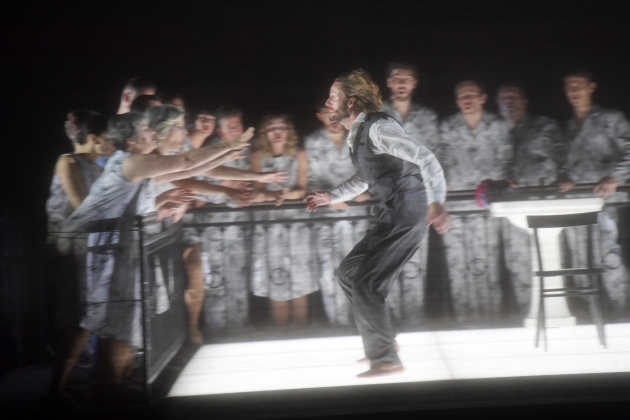 Björn Bürger (Georg) and chorus