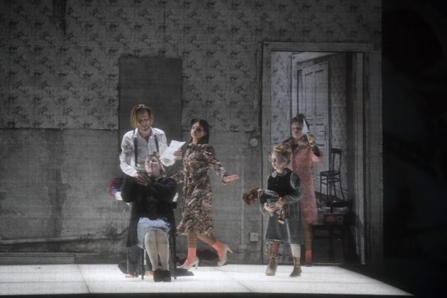 Björn Bürger (Georg), Claudia Mahnke (Frau Greiner, seated), Judita Nagyová (Frau Dorn), child extra, Hanna Schwarz (Frau Bach)