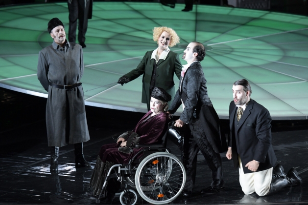 Dietrich Volle (Potapitsch), Hedwig Fassbender (Babuschka; im Rollstuhl sitzend), Paula Murrihy (Blanche), Theo Lebow (Der Marquis), Andreas Bauer (General a.D.)