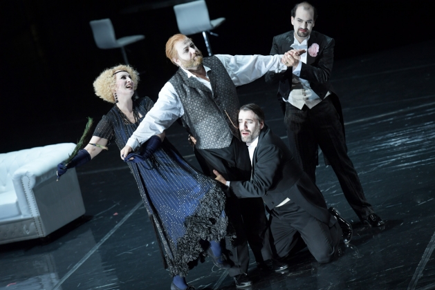 Paula Murrihy (Blanche), Frank van Aken (Alexej), Andreas Bauer (General a.D.; kniend), Theo Lebow (Der Marquis)