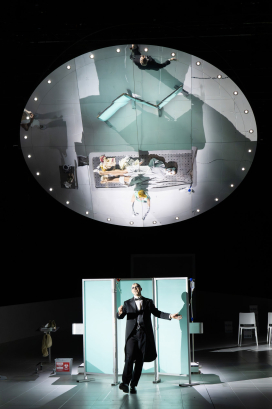 Michael Porter (Tempo), im Spiegel Monika Buczkowska-Ward (Bellezza; liegend), Younji Yi (Piacere)